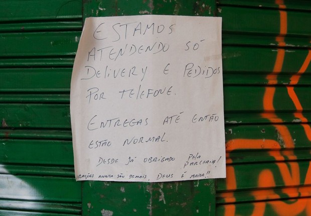Placa em comércio avisando fechamento por conta da pandemia de covid-19 (Foto: Tânia Rego/Agência Brasil)