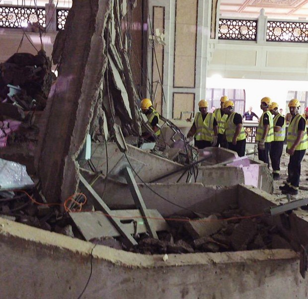 Defesa Civil inspeciona destroçoso no local da queda do guindaste na Grande Mesquita de Meca (Foto: AP/Defesa Civil da Arábia Saudita)