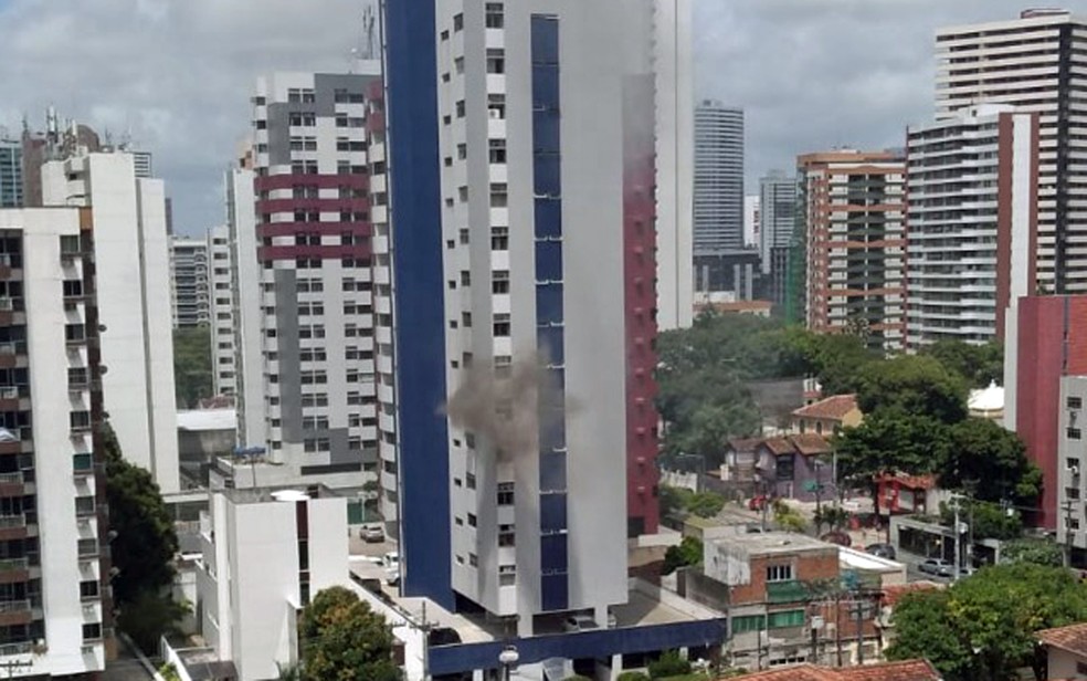 Incêndio Atinge Apartamento Em Prédio No Bairro Das Graças Na Zona Norte Do Recife Pernambuco 