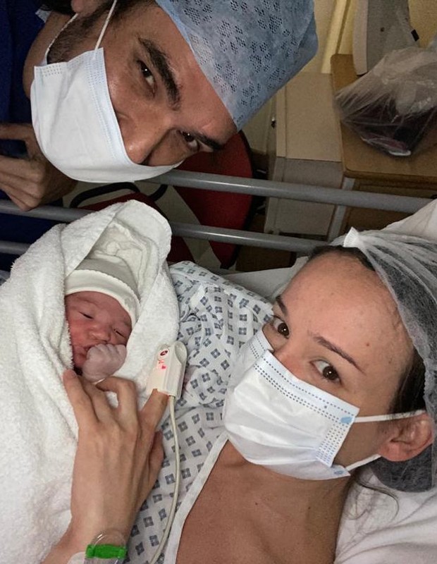 Nando Dolabella, Marcella Valente e o filho recém-nascido, Lucca  (Foto: Reprodução/Instagram)