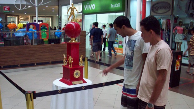 Troféu está exposto em um shopping de Aracaju (Foto: João Áquila/GLOBOESPORTE.COM)