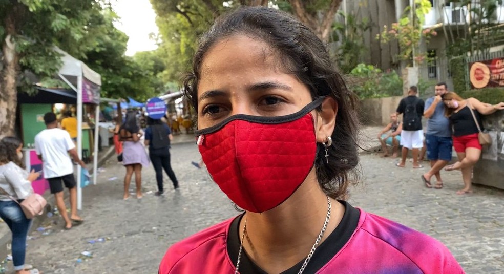 Maria Clara Gomes Xavier, 17 anos, quer cursar enfermagem e achou o segundo dia do Enem trabalhoso — Foto: Priscilla Aguiar/g1