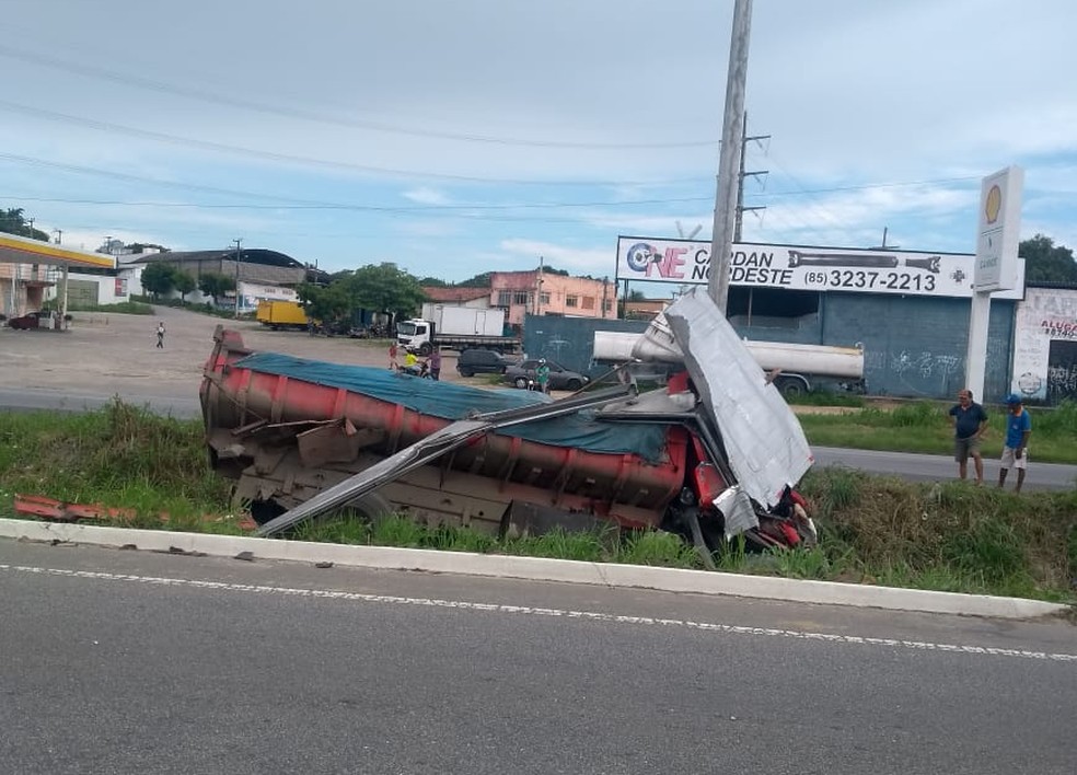 Acidente entre dois caminhões deixa homem ferido na BR-222, na Grande Fortaleza. — Foto: Reprodução