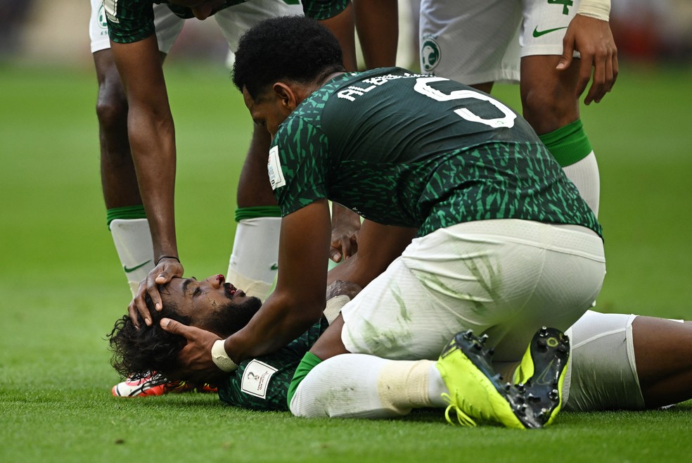 Lateral saudita faz cirurgia no pâncreas e passa bem após choque assustador na estreia da Copa