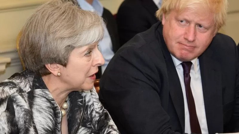 Theresa May e Boris Johnson em 2017; ele foi secretário do governo dela, mas saiu fazendo duras críticas (Foto: PA via BBC News)