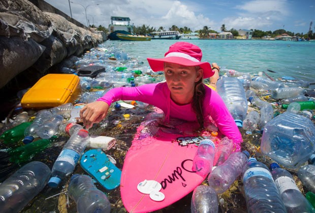 A cineasta Alison Teal rema entre objetos de plásticos deixados nas Ilhas Maldivas, no Oceano Índico (Foto: Caters News/The Grosby Group)