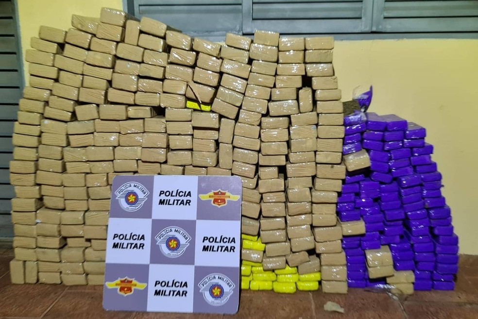 Drogas foram encontradas no porta-malas de carro na Rodovia Doutor Mário Gentil em Borborema — Foto: Polícia Rodoviária Estadual/Divulgação