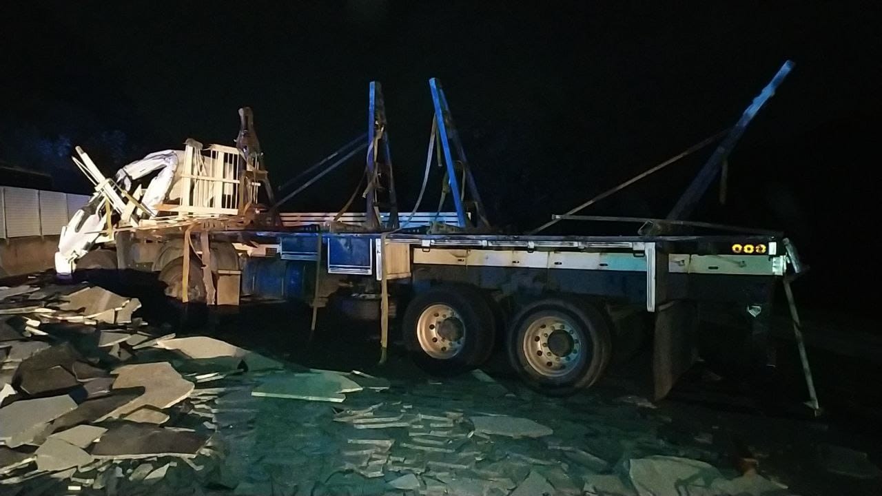 Caminhão carregado de granito bate em mureta central e deixa motorista ferido na Via Dutra, em Barra Mansa