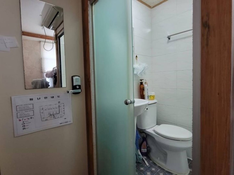 Dependendo do apartamento, o banheiro pode ser interno ou compartilhado — Foto: Gamaleldin Tarakhan via BBC