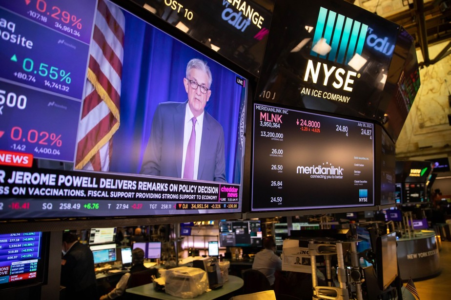 Entrevista coletiva do presidente do Federal Reserve, Jerome Powell, é transmitida em TV na Bolsa de Nova York