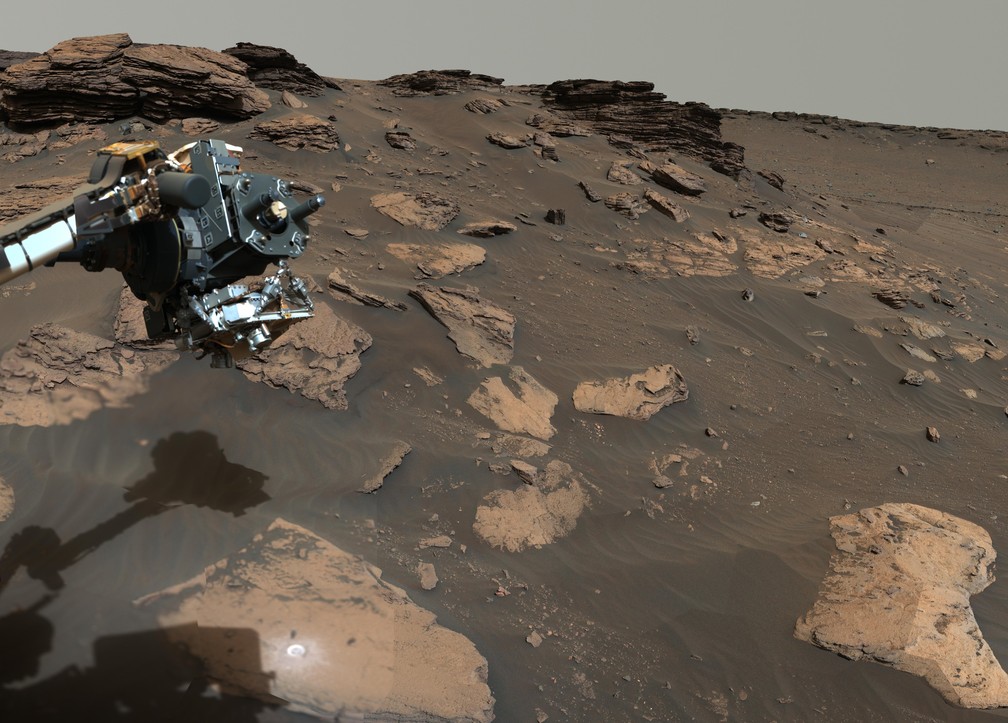 Rover Perseverance trabalha em torno de um afloramento rochoso chamado "Skinner Ridge", na cratera Jezero de Marte. — Foto: Nasa/Divulgação