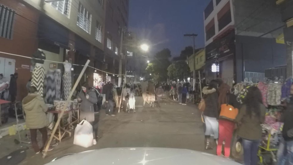 Com&eacute;rcio de roupas nas ruas do Br&aacute;s, em SP &mdash; Foto: Reprodu&ccedil;&atilde;o/TV Globo