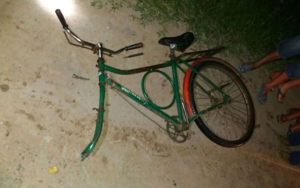 Bicicleta da vítima ficou destruída (Foto: Divulgação/Polícia Rodoviária Federal)