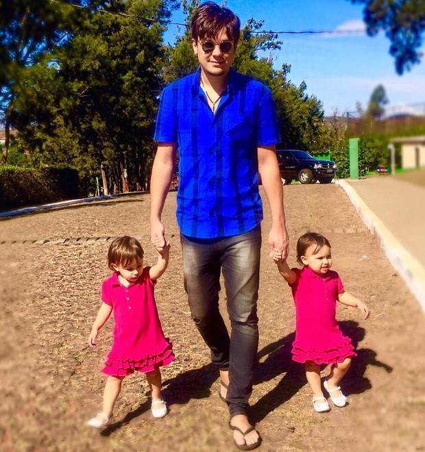 Leandro com as gêmeas, Maya e Kiara, 2 anos (Foto: Instagram)