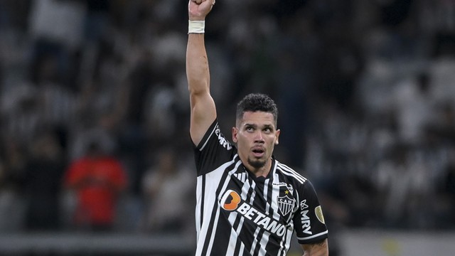 Paulinho, do Atlético-MG, comemora com punho cerrado em gol dedicado a Vinícius Júnior
