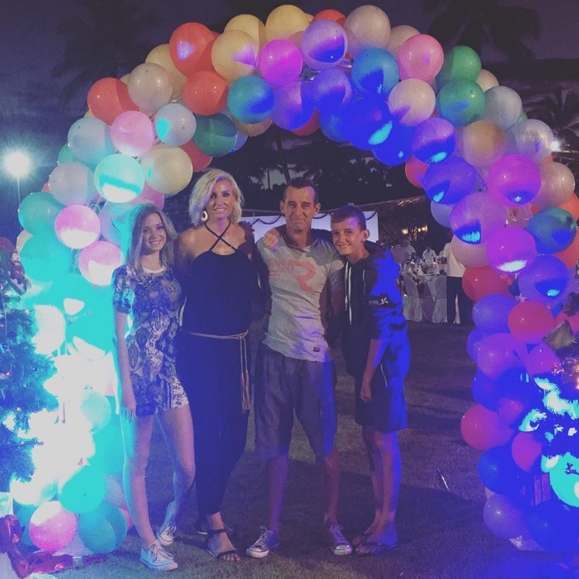 Carolina com o marido e os filhos