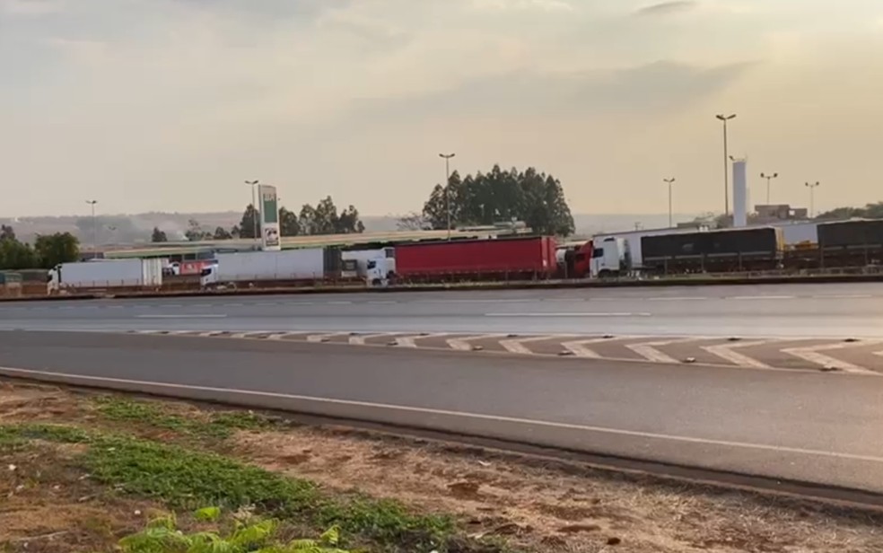 Caminhoneiros bloqueiam parte da BR-153, em Itumbiara — Foto: Reprodução/TV Anhanguera
