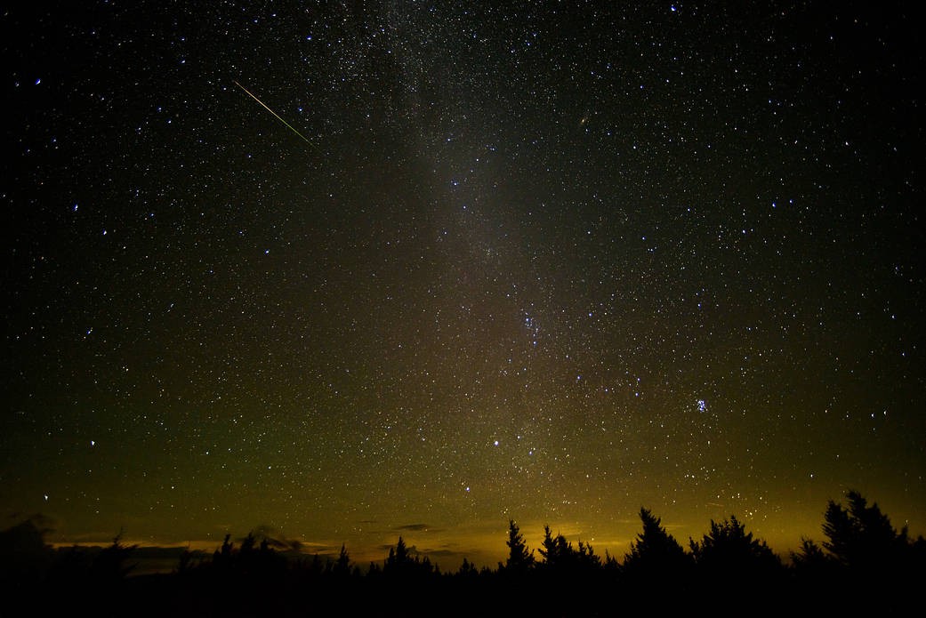 Nesta exposição de 30 segundos, um meteoro atravessa o céu durante a chuva anual de meteoros Perseidas na sexta-feira, 12 de agosto de 2016, em Spruce Knob, West Virginia (EUA). (Foto: NASA/Bill Ingalls)