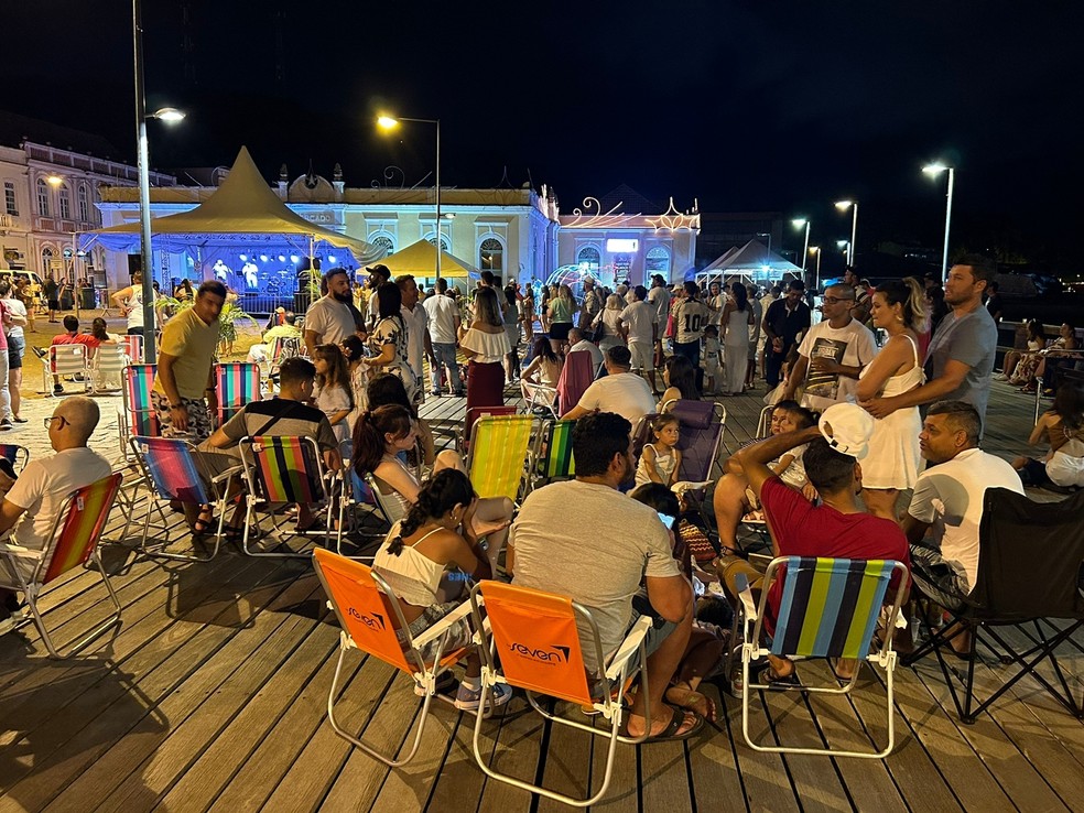 Público leva cadeiras de praia para curtir réveillon em São Francisco do Sul — Foto: Walter Quevedo/NSC TV