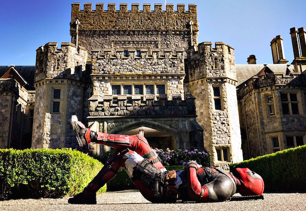 O ator Ryan Reynolds no papel do mutante Deadpool deitado na entrada da mansão dos X-Men (Foto: Twitter)