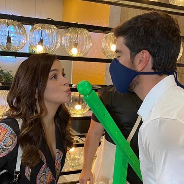 Experimentando novos protocolos, Sabrina Petraglia e Marcos Pitombo gravaram cena de beijo usando bolinha de tênis (Foto: Reprodução/Instagram)