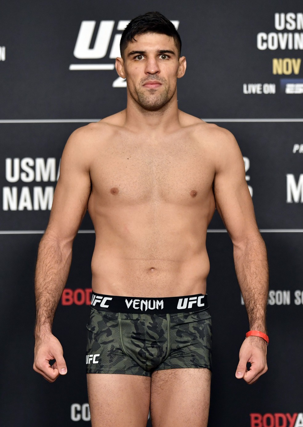 Escalado como suplente na luta principal, Vicente Luque ficou 1kg acima do peso na peagem do UFC 268 — Foto: Getty Images