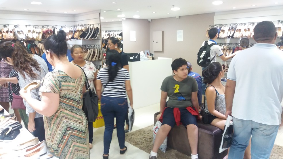 Funcionamento das lojas deve ocorrer normalmente nesta quinta-feira (31), segundo Fecomércio — Foto: Rita Torrinha/G1
