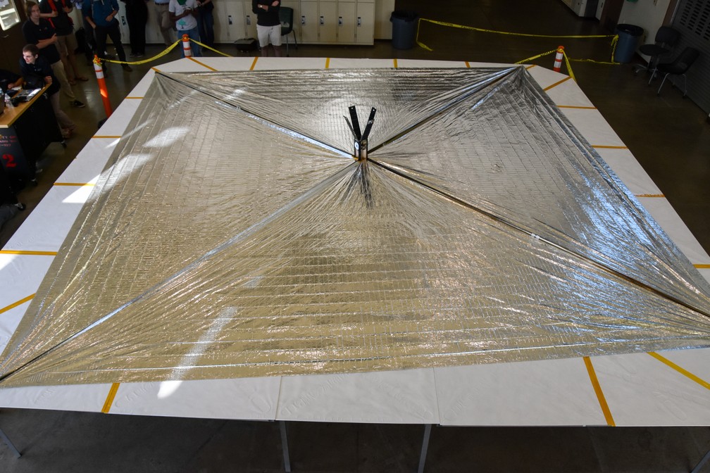 LightSail 2 com sua vela aberta em laboratório — Foto: Divulgação/The Planetary Society