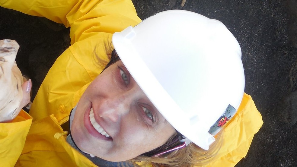 Rosaly em trabalho de campo no Havaí; ela já escreveu livro sobre vulcões da Terra — Foto: Arquivo Pessoal