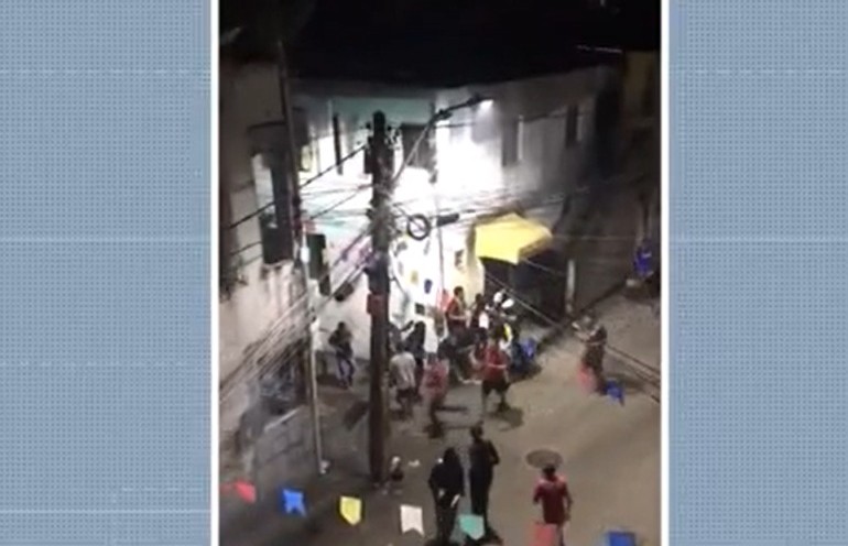 Três pessoas são baleadas durante 'guerra de fogos' no bairro de Alto de Coutos, em Salvador
