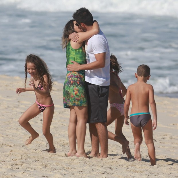 Crianças se aproximam dos atores durante gravação de cena de beijo (Foto: AgNews)