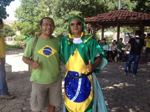 Manifestantes vestiram-se de verde e amarelo para sair às ruas (Foto: Abinoan Santiago/G1)