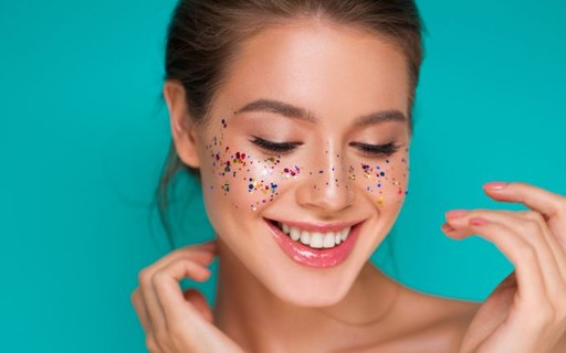 Como tirar glitter do corpo? Confira 5 dicas