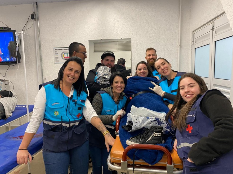 Joice com a equipe médica após o nascimento do filho  — Foto: Acervo pessoal 