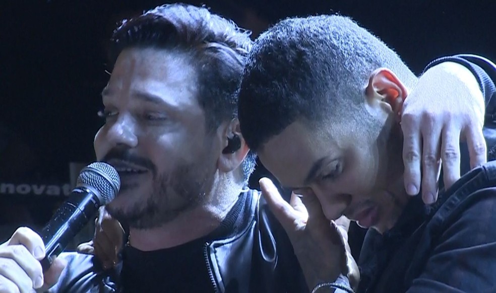 Viúvo de Paulinha se emociona durante show da Banda Calcinha Preta — Foto: TV Sergipe