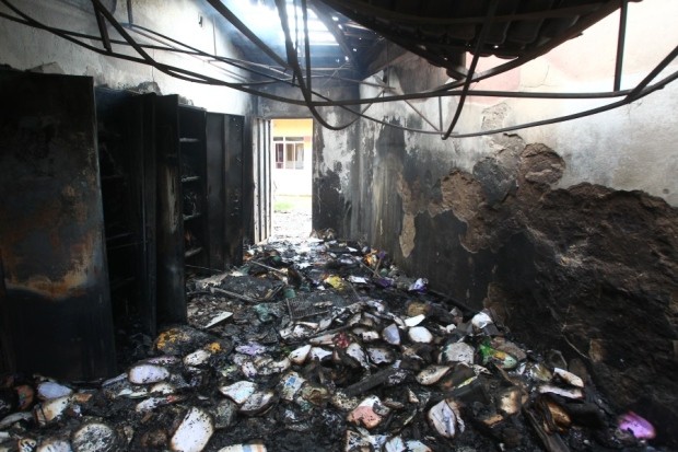 Escola ficou destruída após incêndio, em Aparecida de Goiânia (Foto: Sebastião Nogueira/O Popular)