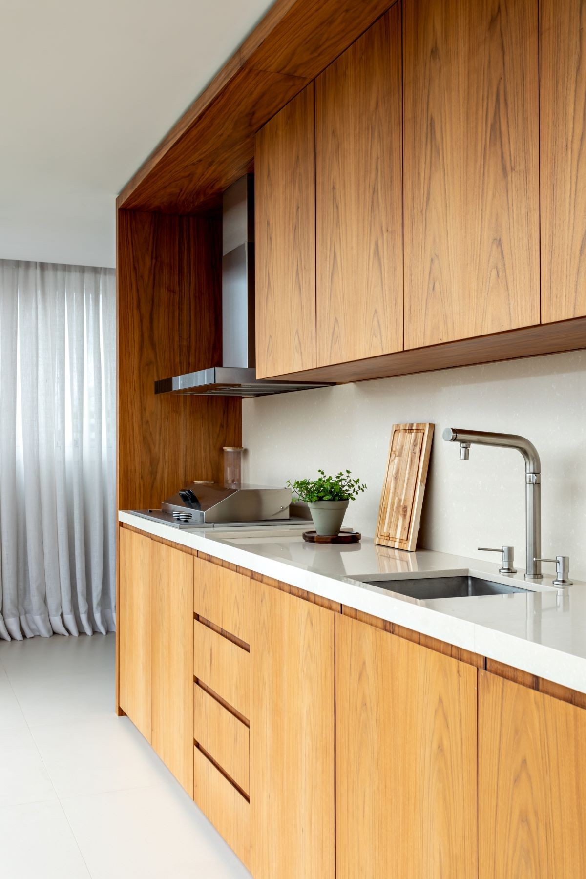COZINHA | Os armários da cozinha são da pela Artigiano. A madeira clara dá unidade com o gourmet (Foto: Fran Parente / Divulgação)