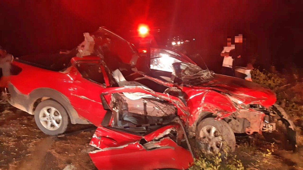 Mulher estava em uma picape quando o acidente aconteceu, na BR-424, em Caetés — Foto: PRF/Divulgação