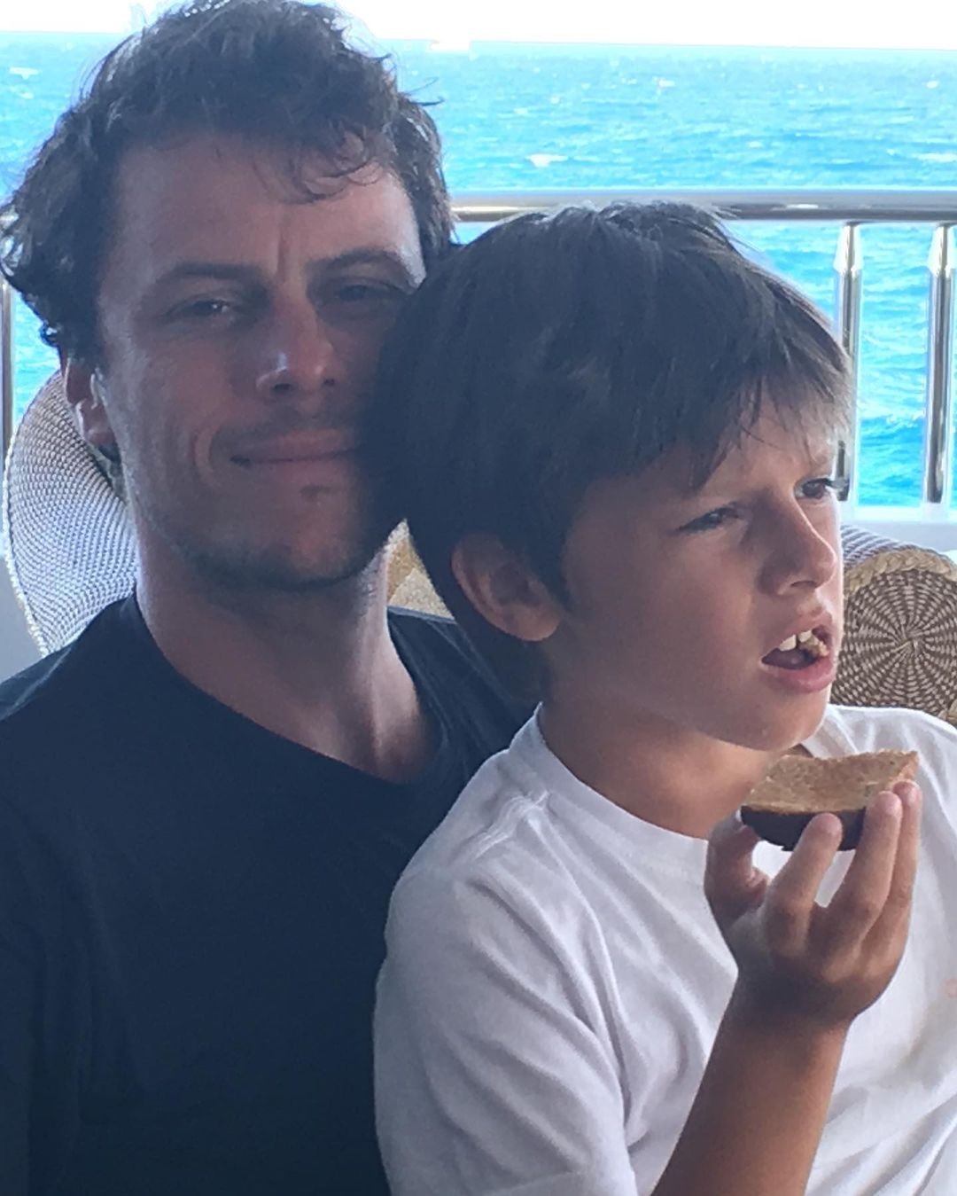 José, filho de Carolina Dieckmann, com o pai, Tiago Worcman (Foto: Reprodução/Instagram)