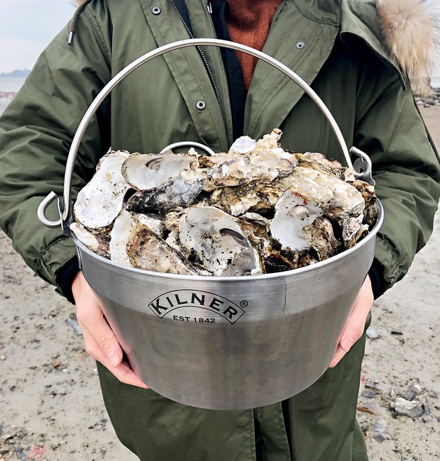 Conchas de frutos do mar descartadas pela indústria alimentícia transformam-se no revestimento sustentável Sea Stone, parecido com concreto, do estúdio inglês Newtab-22 (Foto: Divulgação)