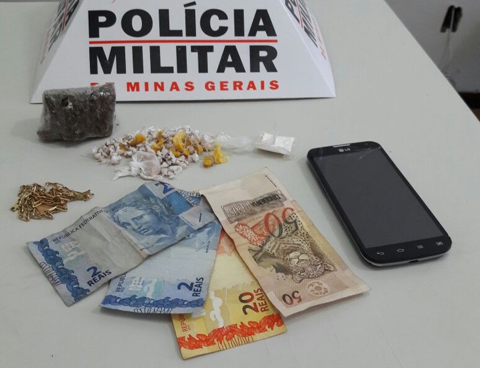 Drogas e dinheiro apreendidos com os autores (Foto: Polícia Militar/Divulgação)