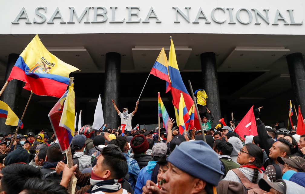 Manifestantes chegam ao prédio do parlamento do Equador, em Quito, nesta terça-feira (8) — Foto: Carlos Garcia Rawlins/Reuters