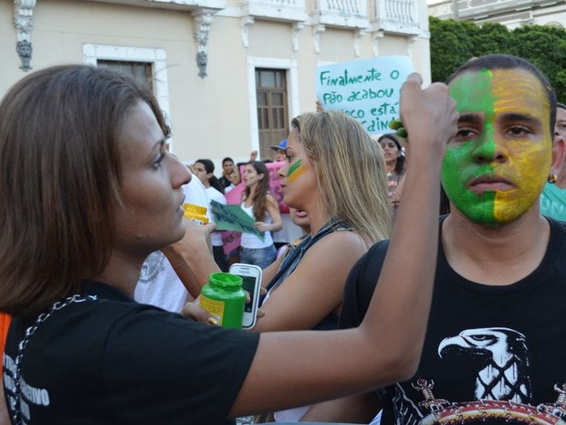 Estudantes pintam o rosto com as cores da bandeira do Brasil (Foto: Flávio Antunes/G1)