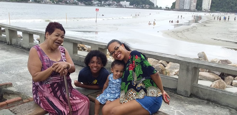 Lenilda Silva com netos e filha Dayane Silva em São Paulo — Foto: Arquivo Pessoal