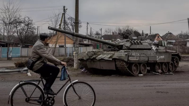 Tanque russo destruído em Trosyanets, na Ucrânia (Foto: Getty Images via BBC News Brasil)