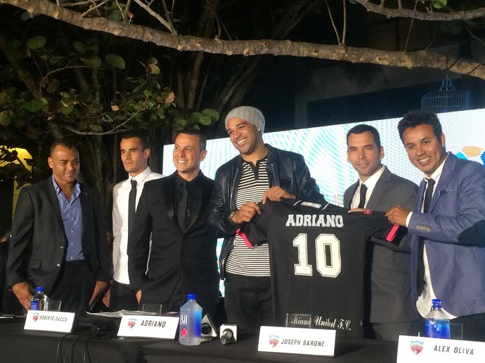 Adriano chega ao Miami United sob gritos de Imperador voltou