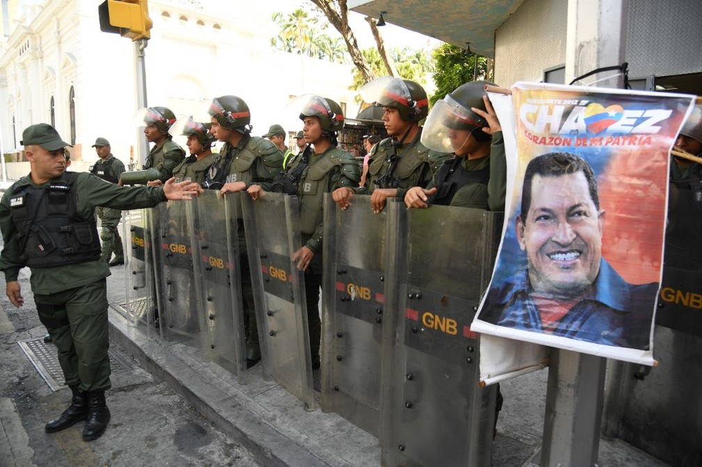 Guarda Nacional faz barreira em prédio do Parlamento da Venezuela, em Caracas — Foto: Yuri Cortez/AFP