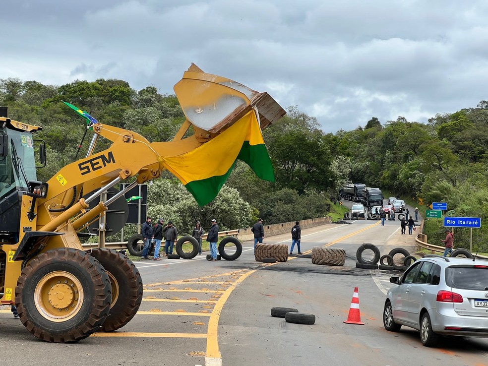 Bloqueio continua na rodovia Francisco Alves Negrão, em Itararé (SP). — Foto: ASCOM Prefeitura de Itararé/Divulgação