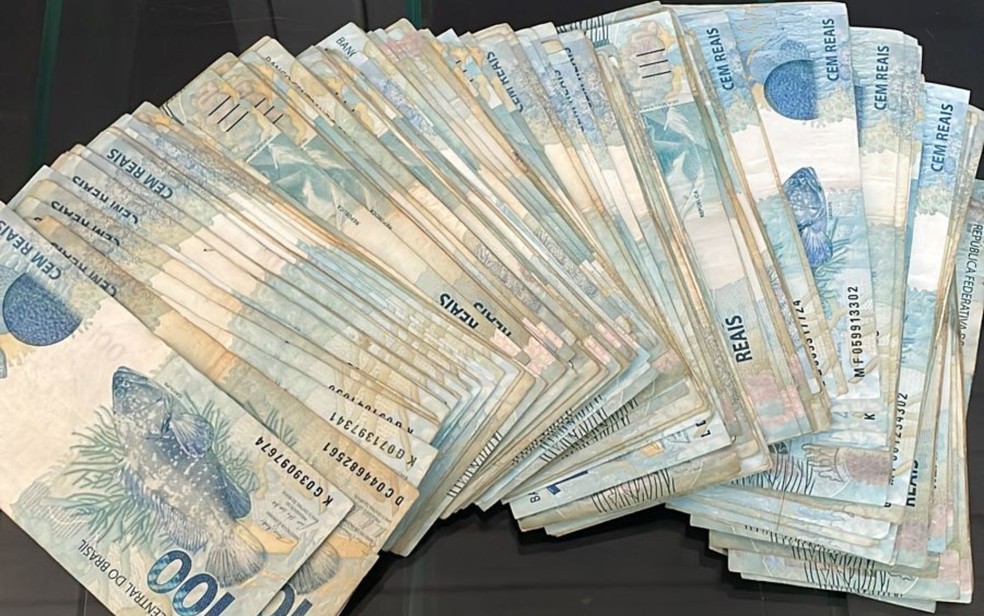 Operação apreendeu R$ 20 mil em notas de R$ 100 e uma moto de luxo, em Trindade — Foto: Divulgação/Polícia Civil
