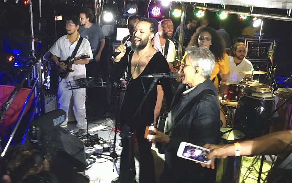 Caetano Veloso se apresenta na Virada Cultural com os integrantes do bloco de carnaval paulistano Tarado Ni Você (Foto: Victor Ferreira/GloboNews)